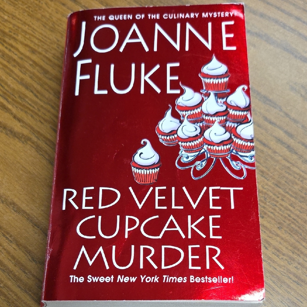 Joanne Fluke 2013 Red Velvet Cupcake Murder Book Paperback Culinary Mystery